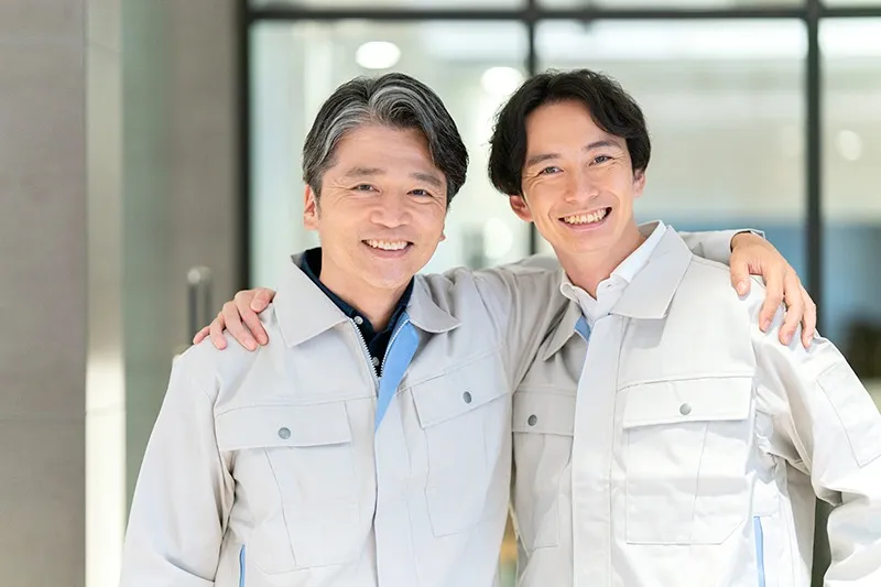 自社工場にて化粧ボードの加工、化粧シート貼り、出荷梱包作業