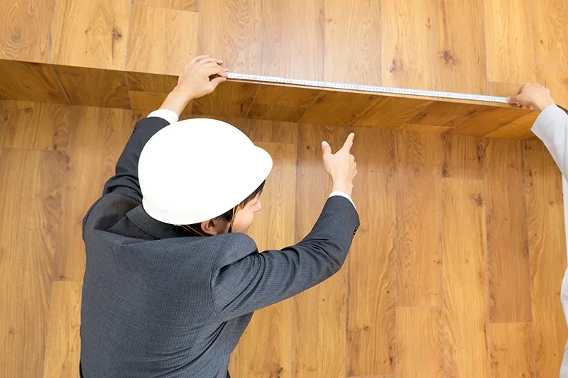 建築現場での壁、天井への化粧ボード (Dボード) の採寸、施工